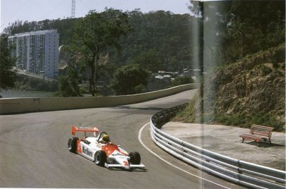 Eu poderia tranquilamente ver a vitória de Senna em Macau sentado nesse banquinho aí