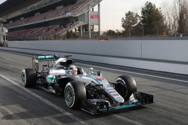 O novo bico da Mercedes 2016 em destaque