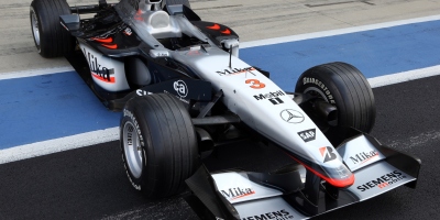 foto do carro da McLaren de 2001