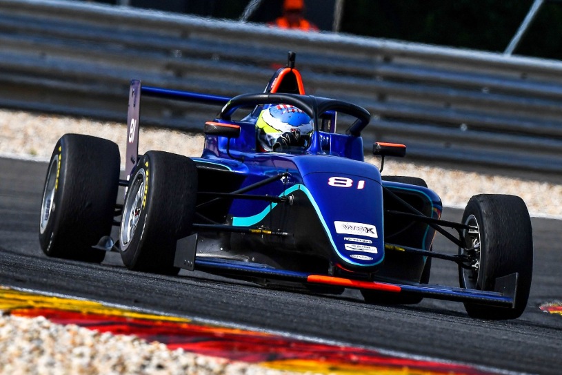 Carro azul de Nicholas Monteiro, número 81, visto quase que de frente na F4 Italiana