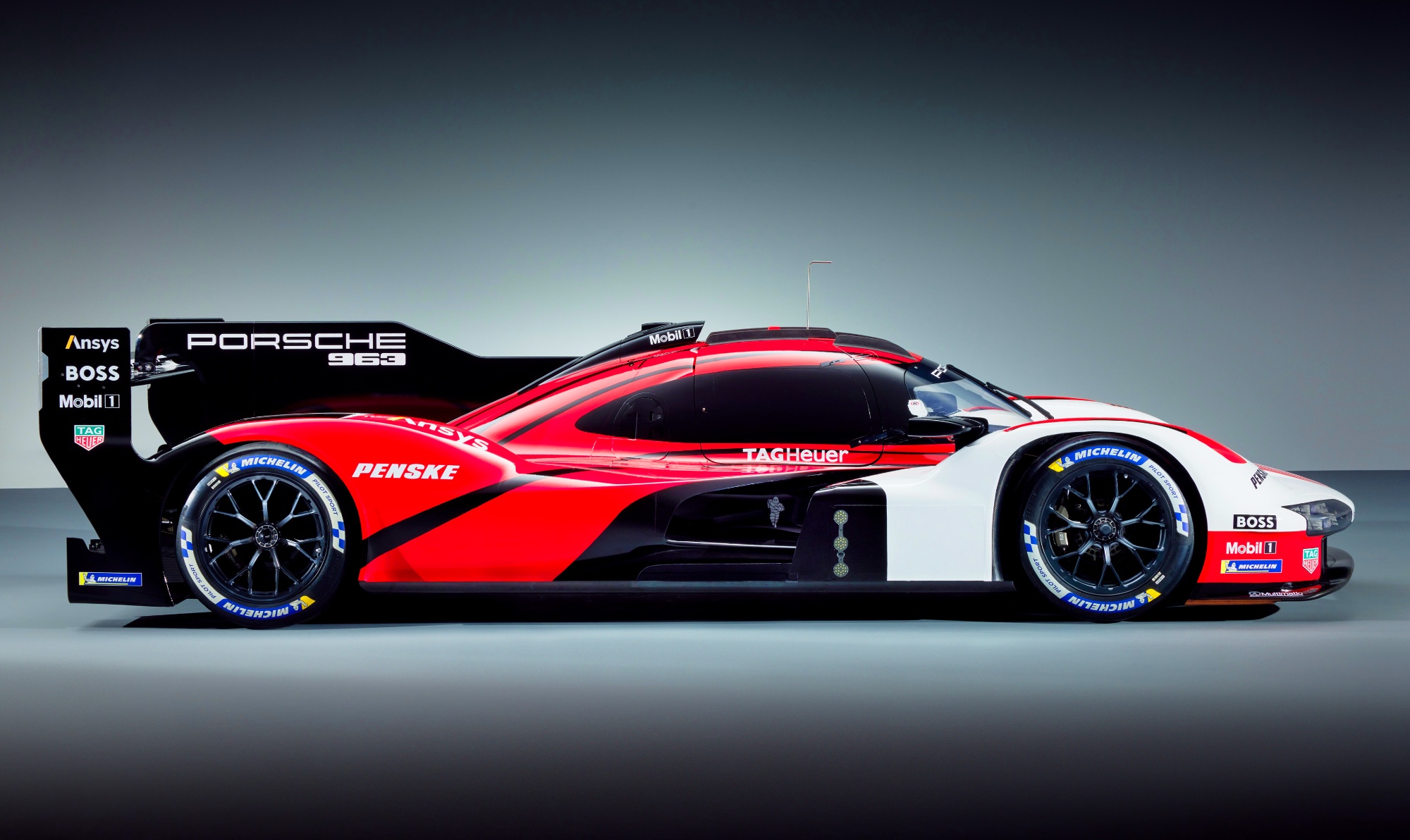 Foto do novo protótipo da Porsche, com dianteira branca, centro em vermelho e traseira em preto, visto de lateral