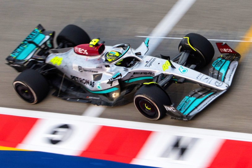 Mercedes de Lewis Hamilton, número 44, em linha reta para a direita, vista de cima